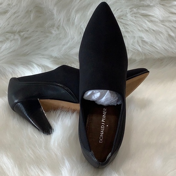 NWOB Donald J Pliner
Tyra Pointed-Toe Ankle Boot - Picture 14 of 16